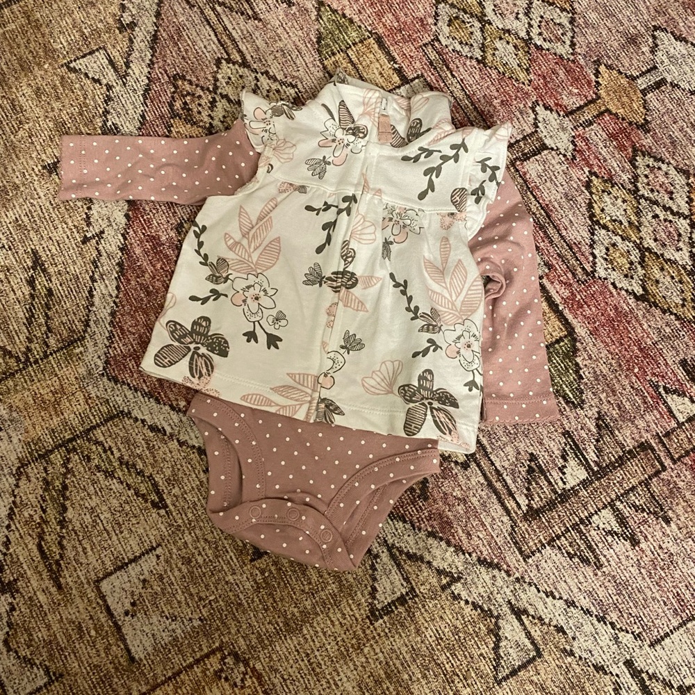 Never worn Carter’s onsie and vest 3M
